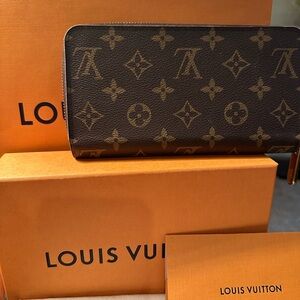 Louis Vuitton Zippy Wallet Authentic